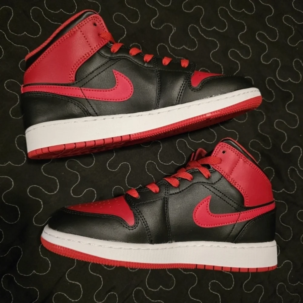 Air Jordan Nike 1 Mid Black Red Sneakers Youth Size 5 Retro‎ Basketball Athletic